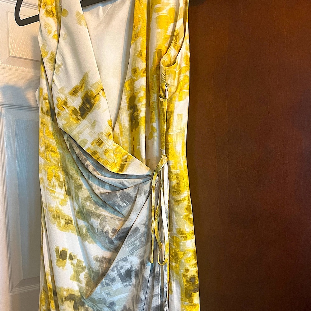 Kenneth Cole wrap styled beautiful dress with side zipper. - Picture 4 of 6